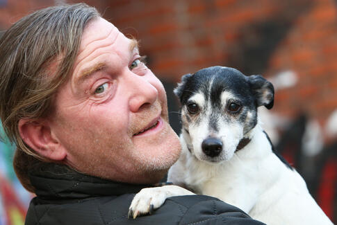 Førtidspensionist får selvtillid på scenen