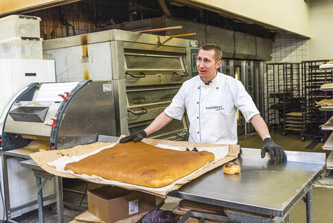 Danmarks måske største fastelavnsbolle i Hovedgård