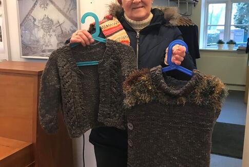 Strikkedamerne strikker løs – men nu derhjemme.