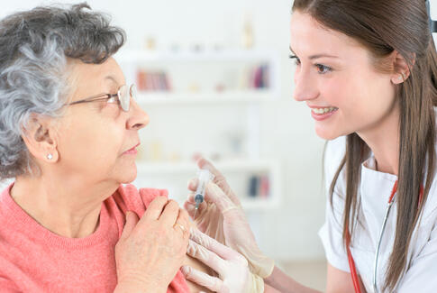 50 ældre borgere i eget hjem fik vaccinen mod Covid-19