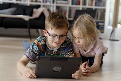 Vi bruger stadig syv timer på medier hver dag