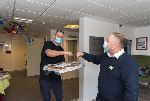 Lions Club Bygholm delte 810 fastelavnsboller ud