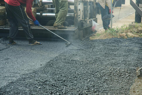 Ny asfalt er på vej til Hansted og i hele Egebjerg