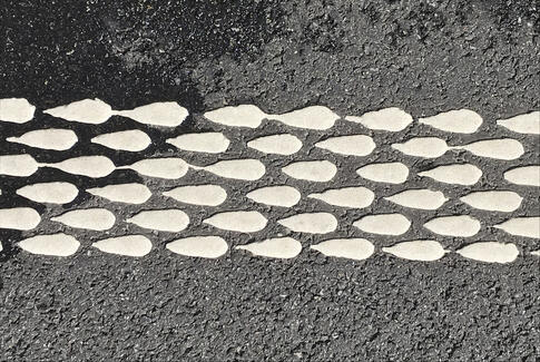 Ny slags vejstribe kan ses bedre i mørke og regn