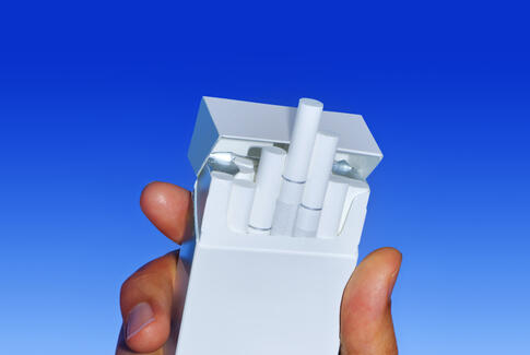 Nu får Danmark standardiserede tobakspakker