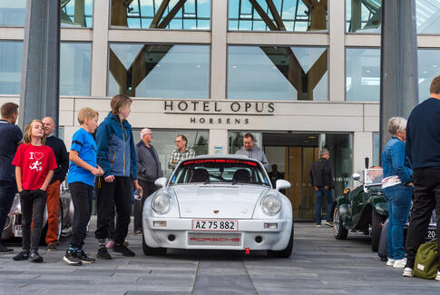 100-årig fremviste både kurver og former