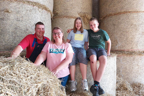 Familien Sørensen inviterer indenfor på gården