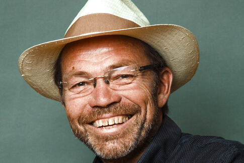 Gudmund deler gavmildt ud i ny bog