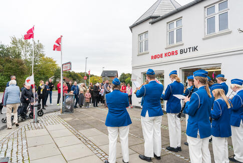 Trængsel i Vestergade-krydset, da Røde Kors-butikken fyldte 25 år