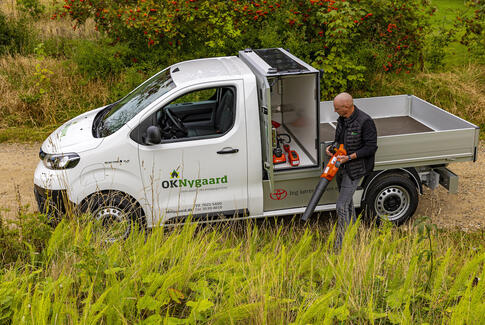 Firmabil med solceller på toppen