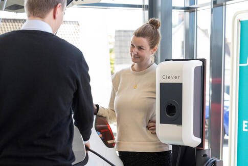 Bilhus inviterer til valgflæsk og elbils-debat