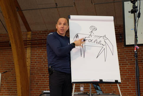 Ingen løftede pegefingre - en aften med Chris Macdonald i Gedved