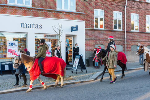 Stort optog med heste i Brædstrup
