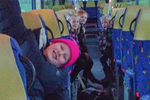 Børnene i julebussen hilser