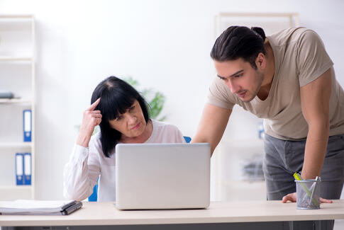 To ud af tre føler at telefonen er aflyttet