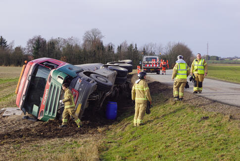 112: Lastbil kørt i grøften ved Brædstrup