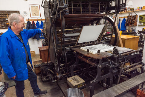 Den gamle dame holder sig godt