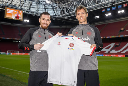 Herrelandsholdets kamptrøjer på auktion for Ukraines børn