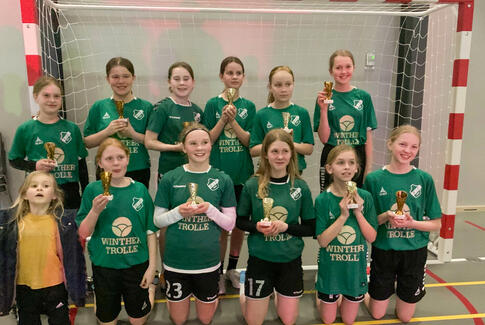 Østbirk IF´s U12/U13/U14 piger fik luftet deres nye spillertøj