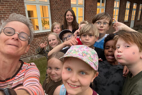 Juniorkonfirmander fra Vestbirk Friskole i Østbirk Præstegård og Kirke