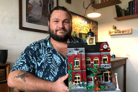 Præsten hygger sig med flotte modeller