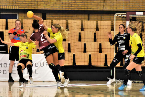 HH Elite krydser klinger med skrækmodstander