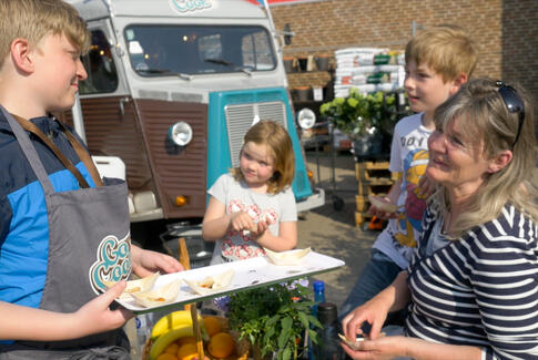 SuperBrugsen lærer Østbirks børn at bage grønne pizzaer