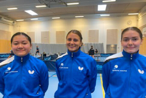 Kfum bordtennis’ damer fik store klø, men høstede erfaring