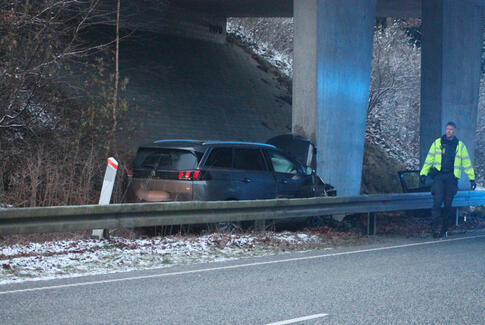 Personbil påkørte bropæl