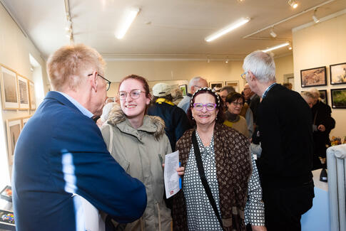 Fuldt hus til åbning af fotoudstilling