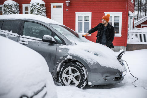 Flere tager på skiferie i elbil: Sådan kommer du godt til pisterne