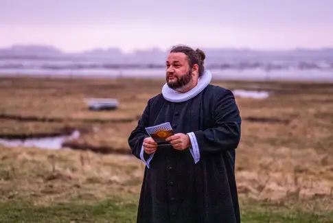 Morgenandagt ved Brigsted Strand markerer forårsjævndøgn i godt selskab