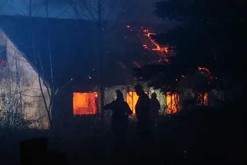 Voldsom brand i Brædstrup: Bygning overtændt og tagkonstruktion kollapset