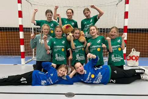 Unge håndboldpiger med helt i toppen