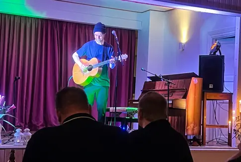 En mand med sin guitar – og klaver