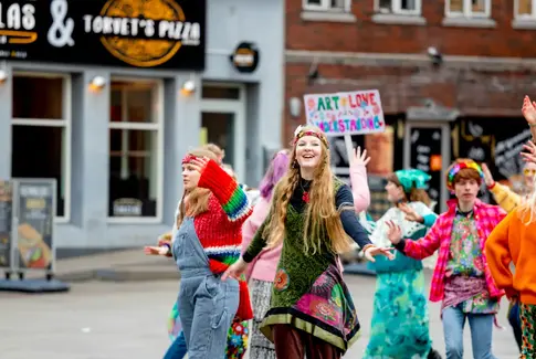 Komediehuset fejrede Flower Power med en teatralsk optræden i Horsens' gågade