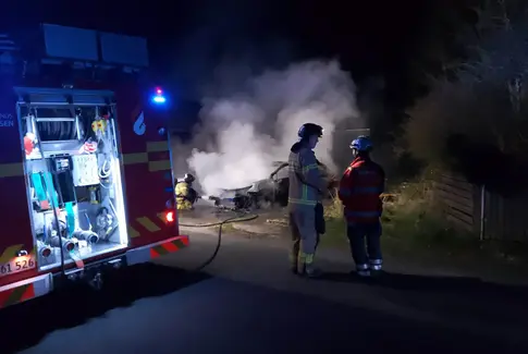 Bilbrand i Østbirk: Brandvæsen og politi reagerer hurtigt