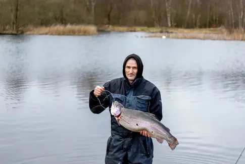 Fiskekonkurrence ved Fyel Mose Put &amp; Take trak entusiaster og store fangster