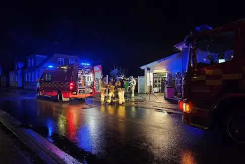 Hurtig indsats forhindrer skader ved containerbrand i Brædstrup