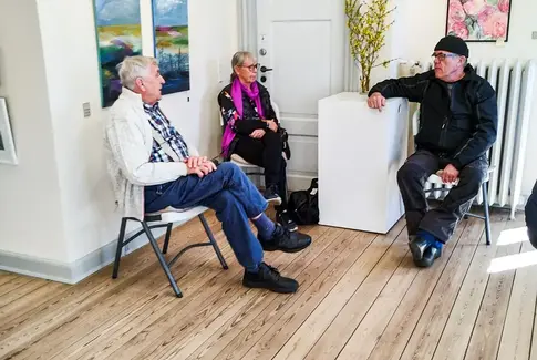 Lokale kunstnere fra Brædstrup imponerer med påskeudstilling på Tinghuset