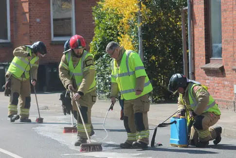Brandvæsen rykker ud til oliespild på Søgade i Brædstrup