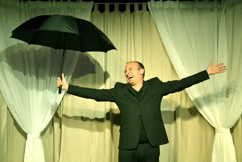 Afskedsrevy på Hovedgård skole: Ny tradition og teater for elever og lokalsamfund