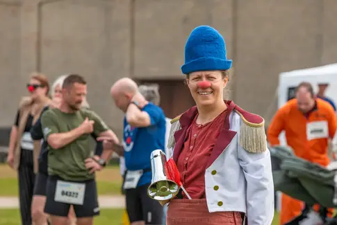 Klovneløb på FÆNGSLET: Et festligt skridt for indlagte børn