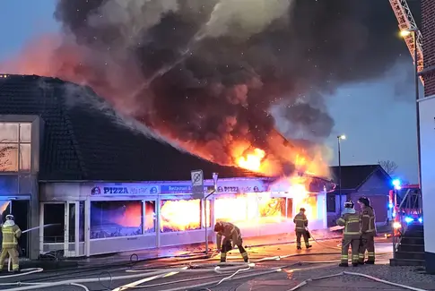Voldsom brand hos Pizza Master i Brædstrup