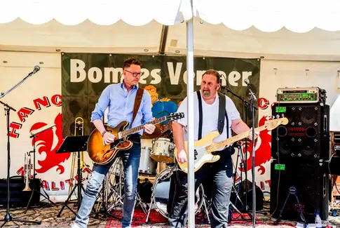 Bomles Venner begejstrer i Apotekergården