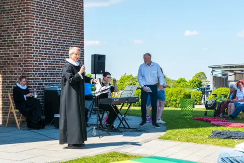 Friluftsgudstjeneste på Ejer Bavnehøj: Naturen som alterbillede