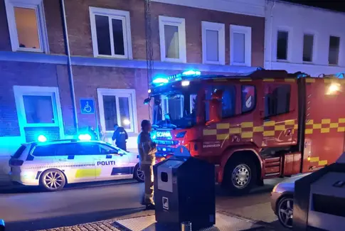 Bygningsbrand i lejlighed på Fredensgade i Horsens hurtigt under kontrol