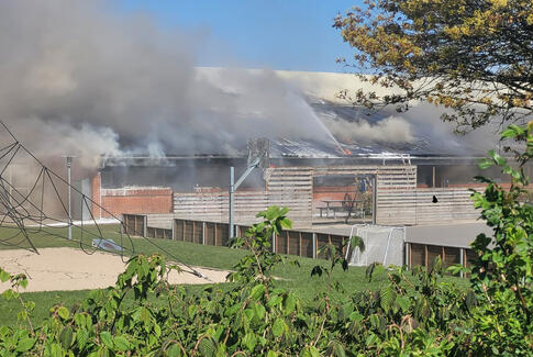 Kraftig brand hærger Gedved skole