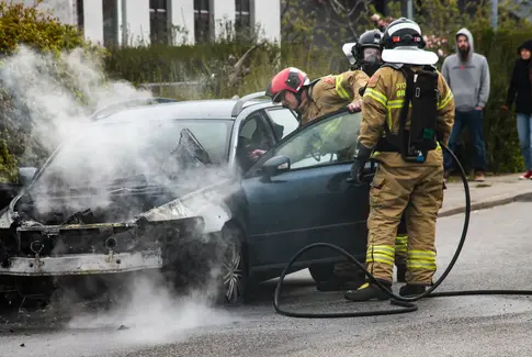 Brand i bil på Østergade i Brædstrup