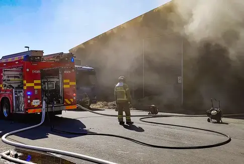 Brand hos Marius Pedersen under kontrol: 15 brandfolk bekæmper flammerne